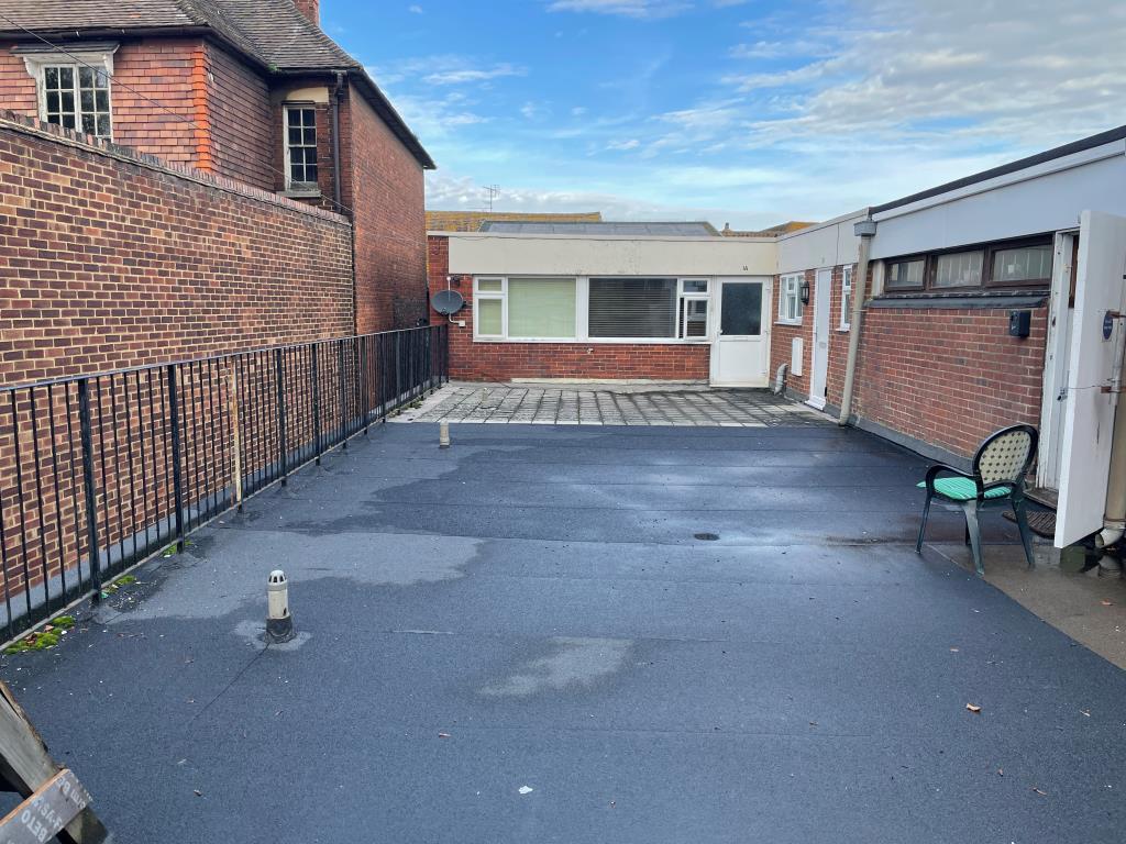 Lot: 103 - TOWN CENTRE FLAT FOR INVESTMENT - 